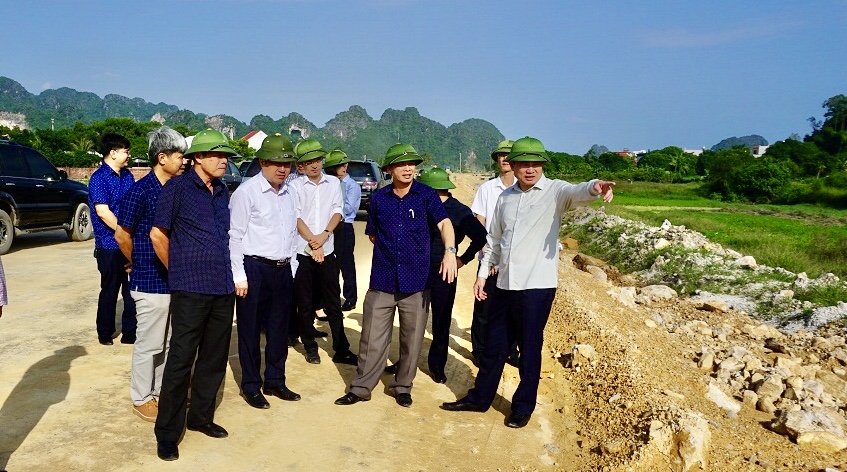 Đồng chí Ngô Hoàng Ngân, Phó Bí thư Thường trực Tỉnh ủy kiểm tra tiến độ dự án đường bao biển Hạ Long - Cẩm Phả.