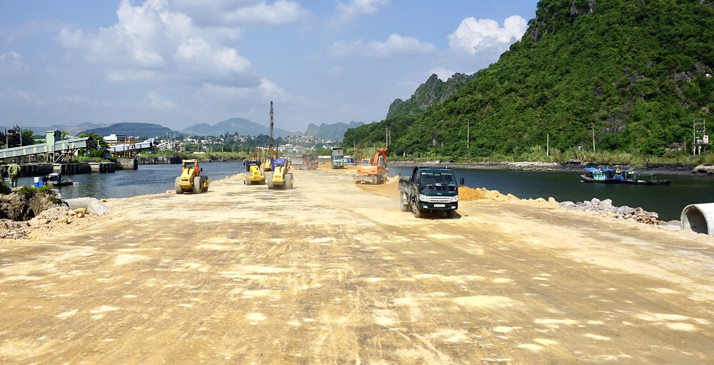 Các đơn vị thi công đang tập trung đào đắp nền đường đoạn trên địa bàn thành phố Hạ Long.
