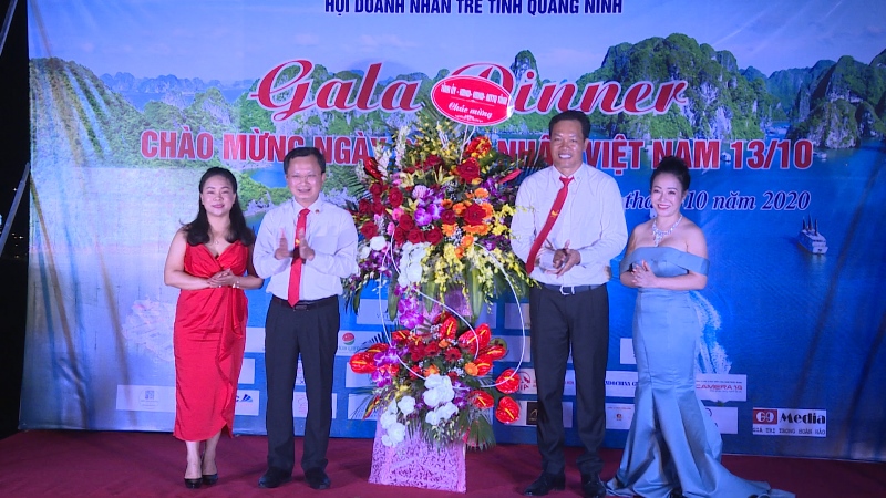 Đồng chí Cao Tường Huy, Phó Chủ tịch UBND tỉnh tặng hoa chúc mừng Hội Doanh nhân trẻ Quảng Ninh