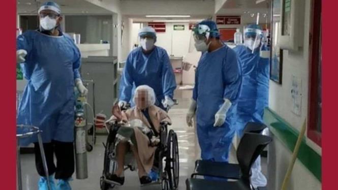 Cụ bà Maria được xuất viện sau khi vượt qua bệnh COVID-19 tại một bệnh viện ở Guadalajara, thuộc bang Jalisco, miền Tây Mexico ngày 2/10/2020. Ảnh: En24 News/TTXVN