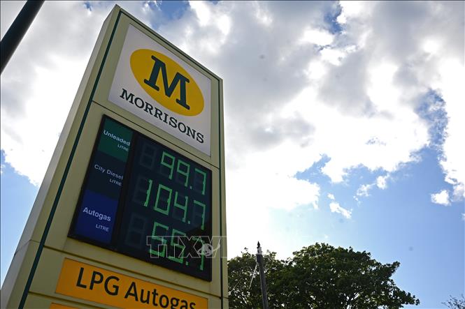 Giá xăng dầu được niêm yết tại trạm xăng ở Manchester, Anh, ngày 11/5/2020. Ảnh: AFP/TTXVN
