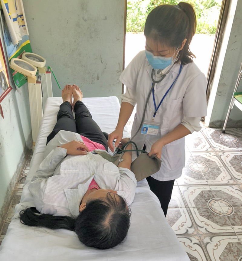 Khám bệnh cho bệnh nhân tại Trạm Y tế xã Quảng Sơn (Hải Hà)