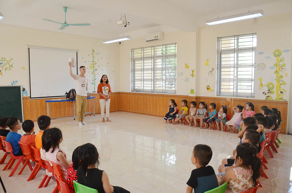 Tiết học tiếng Anh với người nước ngoài của trẻ 5 tuổi Trường Mầm non Hạ Long, TP Hạ Long.