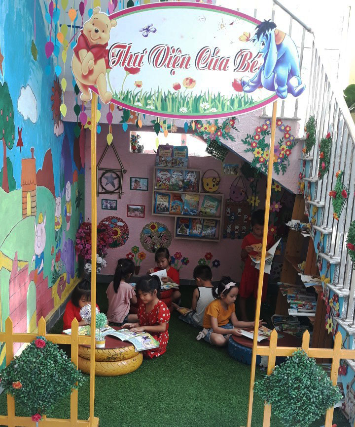 Hoạt động tại thư viện trường Mầm non Quảng Lâm, xã Quảng Lâm giúp cho trẻ tăng cường vốn tiếng Việt.