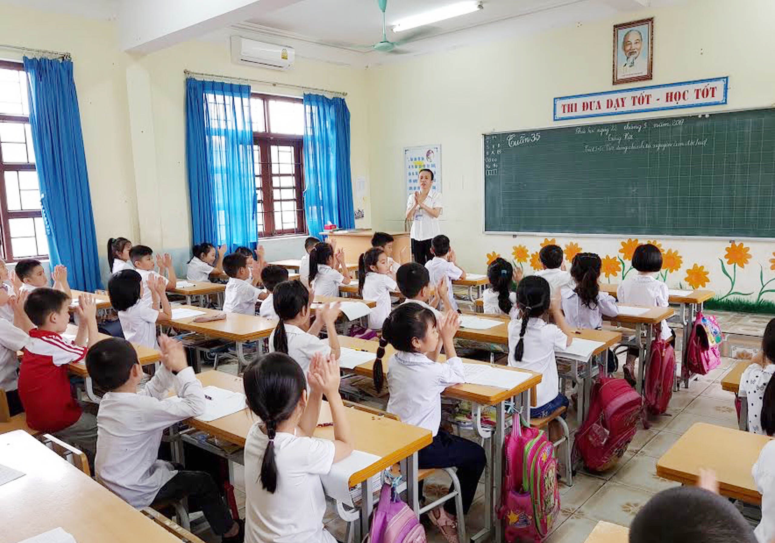 Tiết học của cô và trò Trường Tiểu học Lê Lợi, TP Uông Bí.