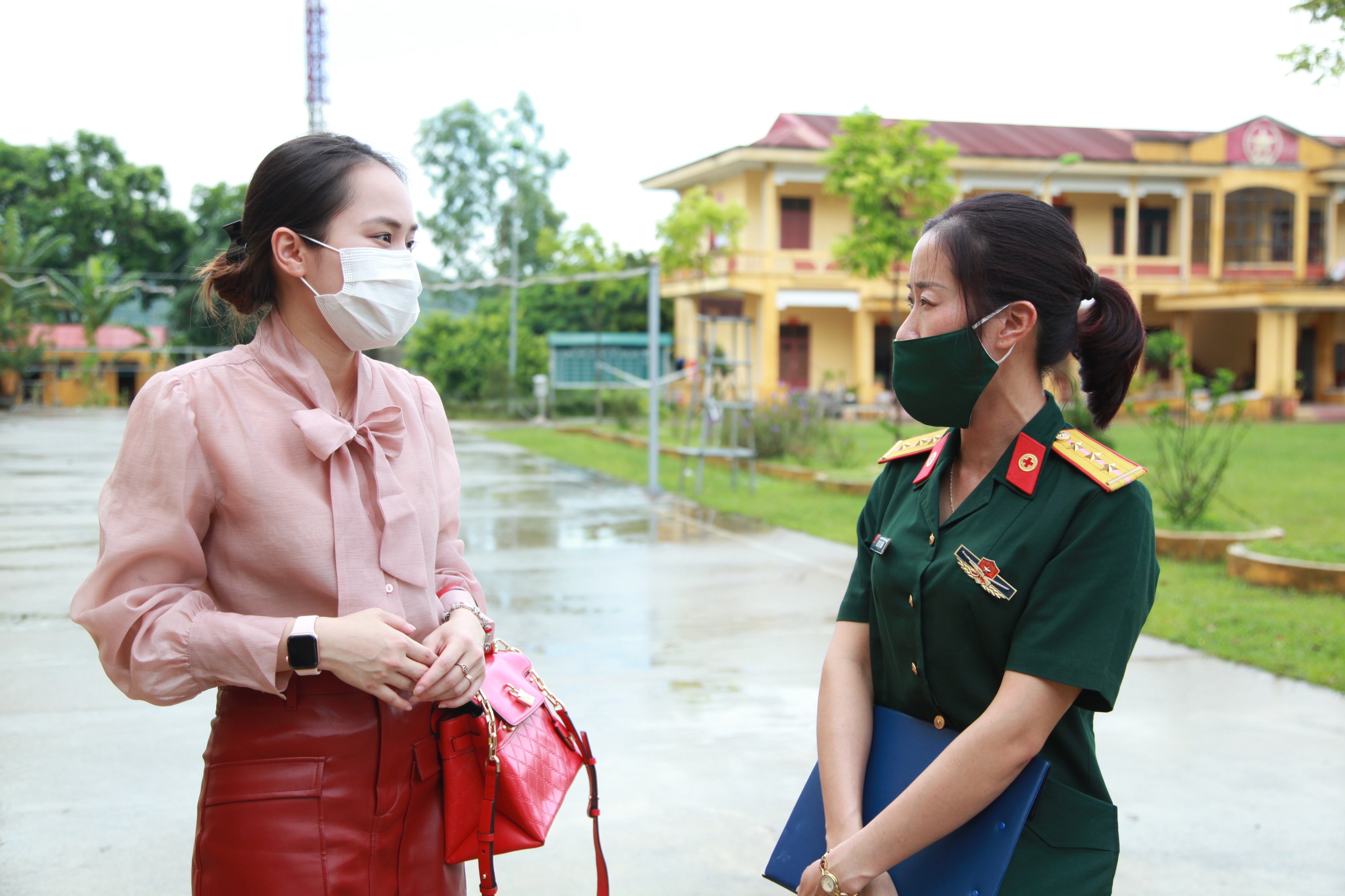 Thượng úy Bùi Thị Thắm trò chuyên với công  dân hoàn thành cách ly chuẩn bị trở về địa phương.