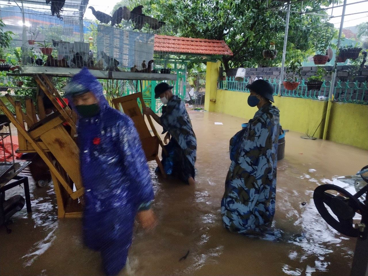 Lực lượng dân quân tự vệ phường Hà Trung thực hiện vận chuyển đồ đạc của nhân dân ra khỏi khu vực bị ngập lụt. 