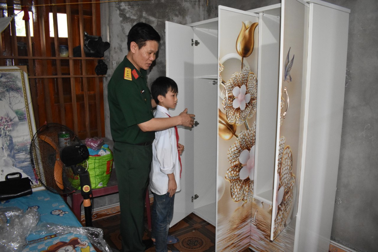 Ban CHQS huyện Tiên Yên trao tặng đồ dùng học tập, sinh hoạt cho em Ban CHQS huyện Tiên Yên trao tặng các vật dụng sinh hoạt cho gia đình em Trần Đức Khiêm.