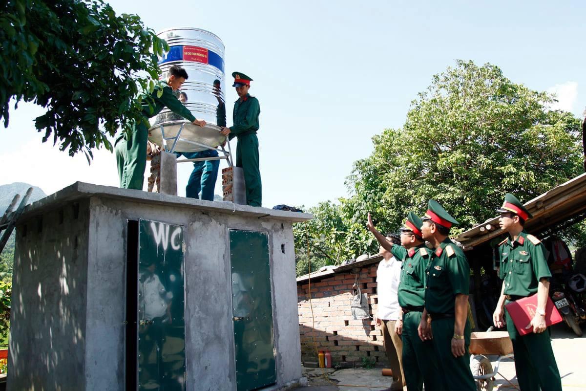 Ban CHQS TP Móng Cái hỗ trợ trao tặng téc nước cho các hộ nghèo ở xã Hải Sơn. 