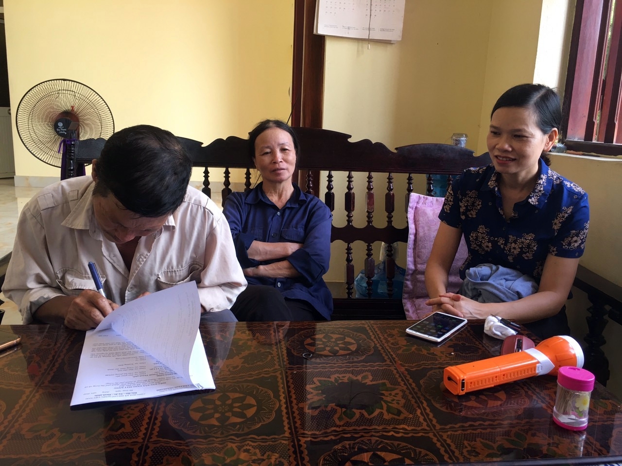 Người dân xã Lê Lợi ký phương án đồng ý bồi thường GPMB đối với dự án cầu Cửa Lục 1.
