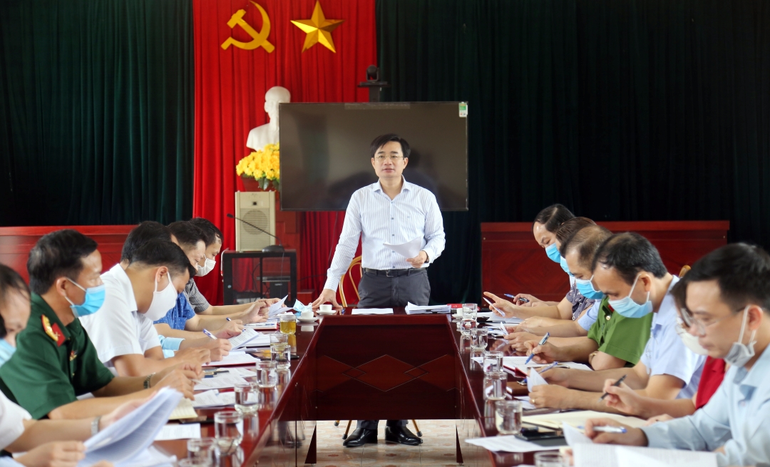 Lãnh đạo TP Hạ Long làm việc với Đảng ủy phường Hà Trung về triển khai thực hiện Nghị quyết số 21-NQ/TU. Ảnh: Hồng Hạnh