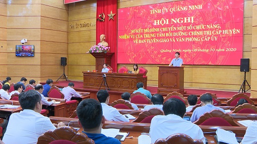 Đồng chí Ngô Hoàng Ngân, Phó Bí thư Thường trực Tỉnh ủy phát biểu chỉ đạo tại Hội nghị sơ kết.