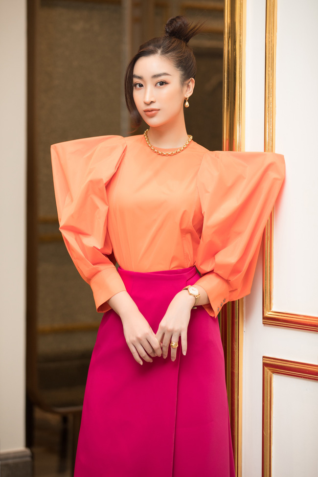 Không hề kém cạnh đàn em, Hoa hậu Đỗ Mỹ Linh cũng khéo léo kết hợp hai màu sắc hồng và cam trong set đồ lần này của mình.