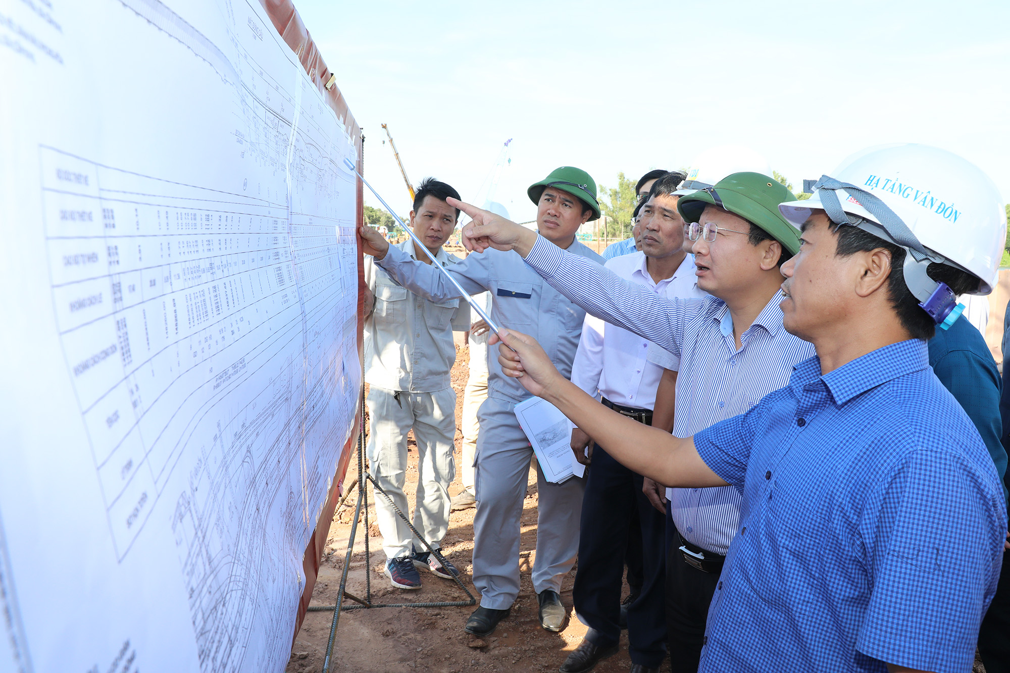 Đồng chí Cao Tường Huy, Phó Chủ tịch Thường trực UBND tỉnh kiểm tra giới tuyến cao tốc Vân Đồn - Móng Cái