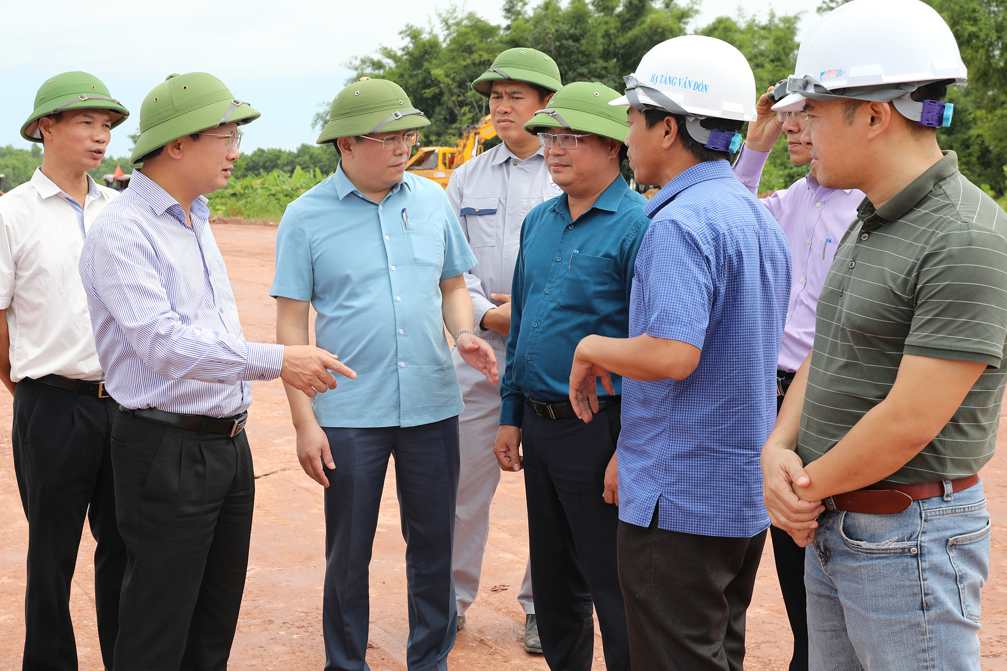 Phó Chủ tịch UBND tỉnh kiểm tra công tác thi công nền đường đoạn qua huyện Đầm Hà