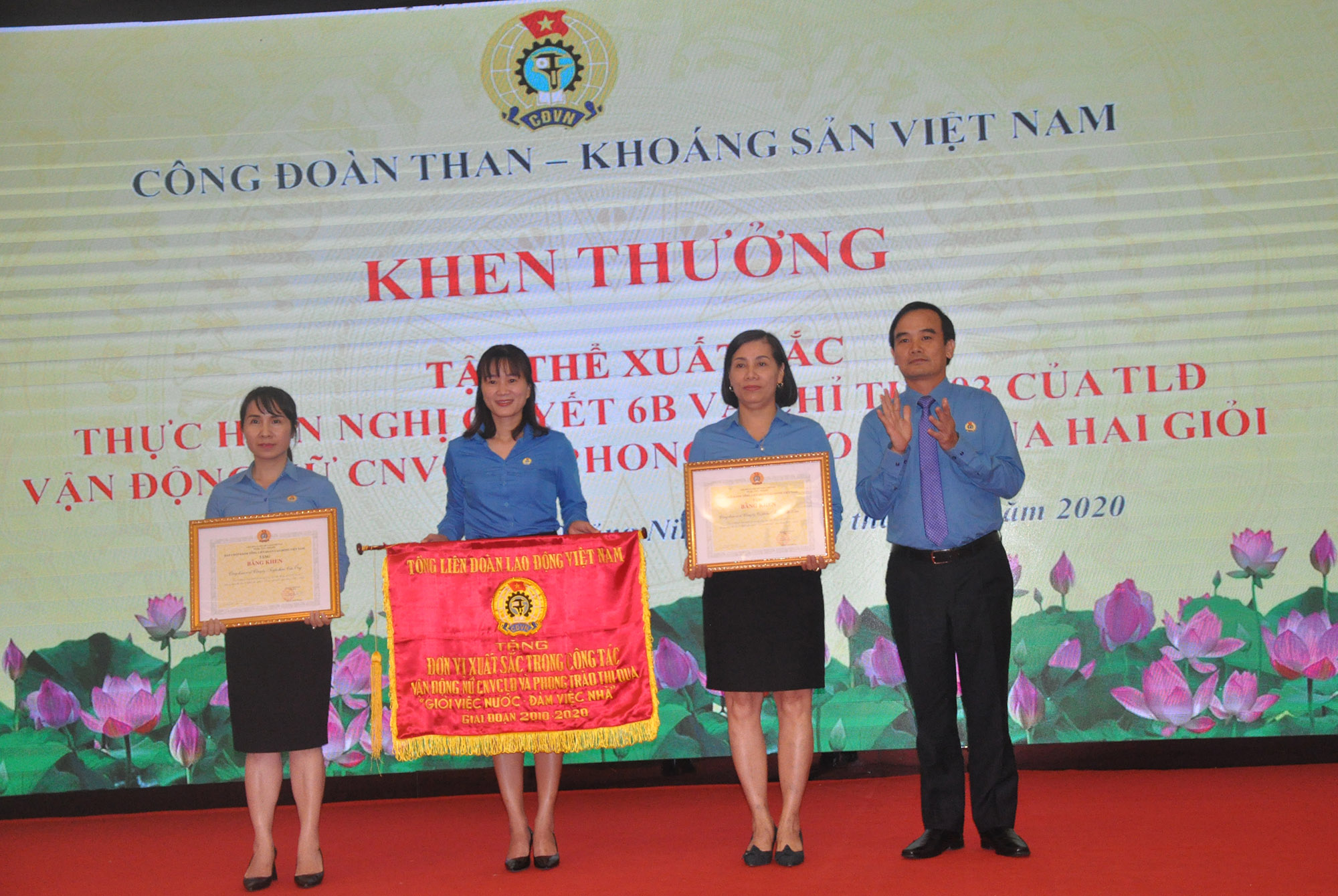 Đồng chí Lê Thanh Xuân, Chủ tịch Công đoàn TKV trao tặng cờ, bằng khen của Tổng LĐLĐ Việt Nam cho các tập thể có thành tích xuất sắc 