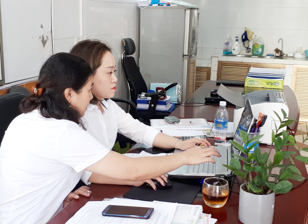 Cán bộ VNPT Quảng Ninh hướng dẫn nhân viên Công ty CP Đầu tư xây dựng và Môi trường Đô thị Hạ Long (TP Hạ Long), sử dụng phần mềm giao dịch điện tử trong lĩnh vực BHXH.