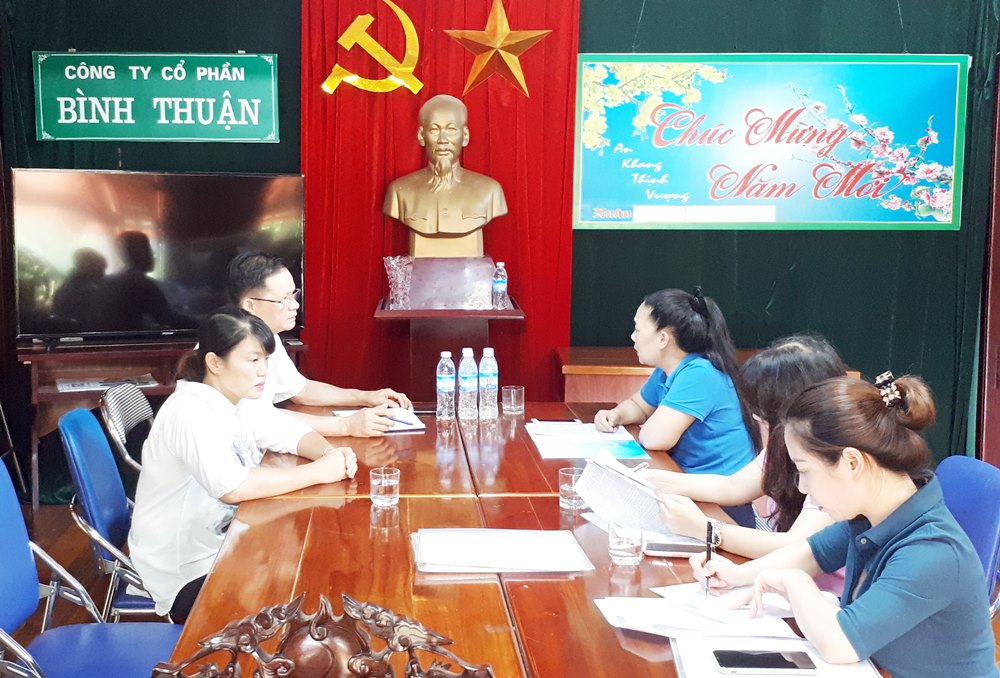 Cán bộ BHXH tỉnh làm việc với Công ty CP Bình Thuận, phường Hoành Bồ (TP Hạ Long) nhằm thực hiện đăng ký giao dịch điện tử trong giải quyết chính sách BHXH, BHYT tại đơn vị.