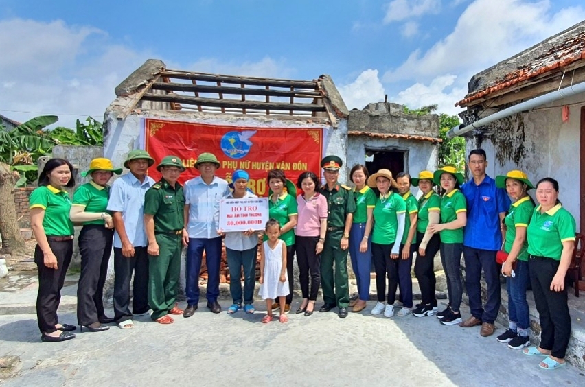 Hội LHPN huyện Vân Đồn trao hỗ trợ xây nhà mái ấm tình thương cho gia đình chị Điệp Thị Minh, thôn Bấc, xã Quan Lạn.