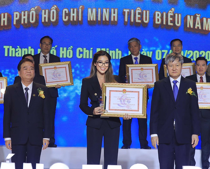 Tiên Nguyễn nhận giải thưởng doanh nhân TP HCM tiêu biểu hôm 7/10.