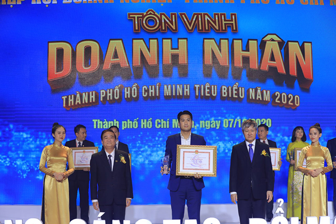 Phillip Nguyễn, anh trai của Tiên Nguyễn, cũng được vinh danh trong chương trình này.