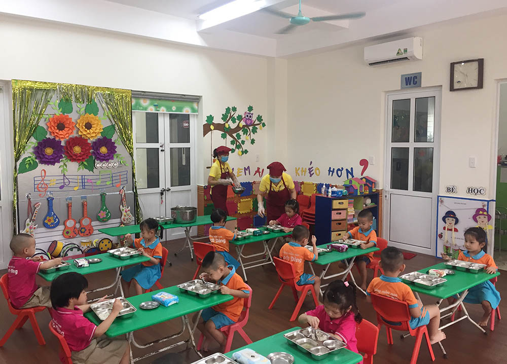Giờ ăn của các bé Trường Mầm non Bạch Đằng, TP Hạ Long.