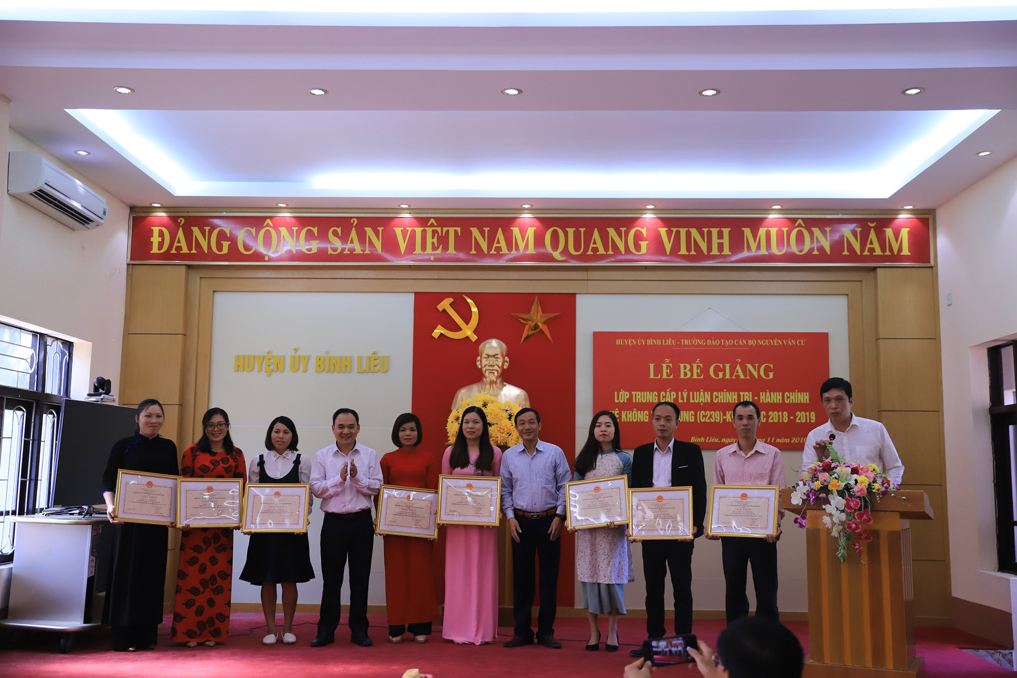 Huyện ủy Bình Liêu phố hợp với Trường Đào tạo cán bộ Nguyễn Văn Cừ bế giảng lớp trung cấp lý luận chính trị - hành chính tại huyện.