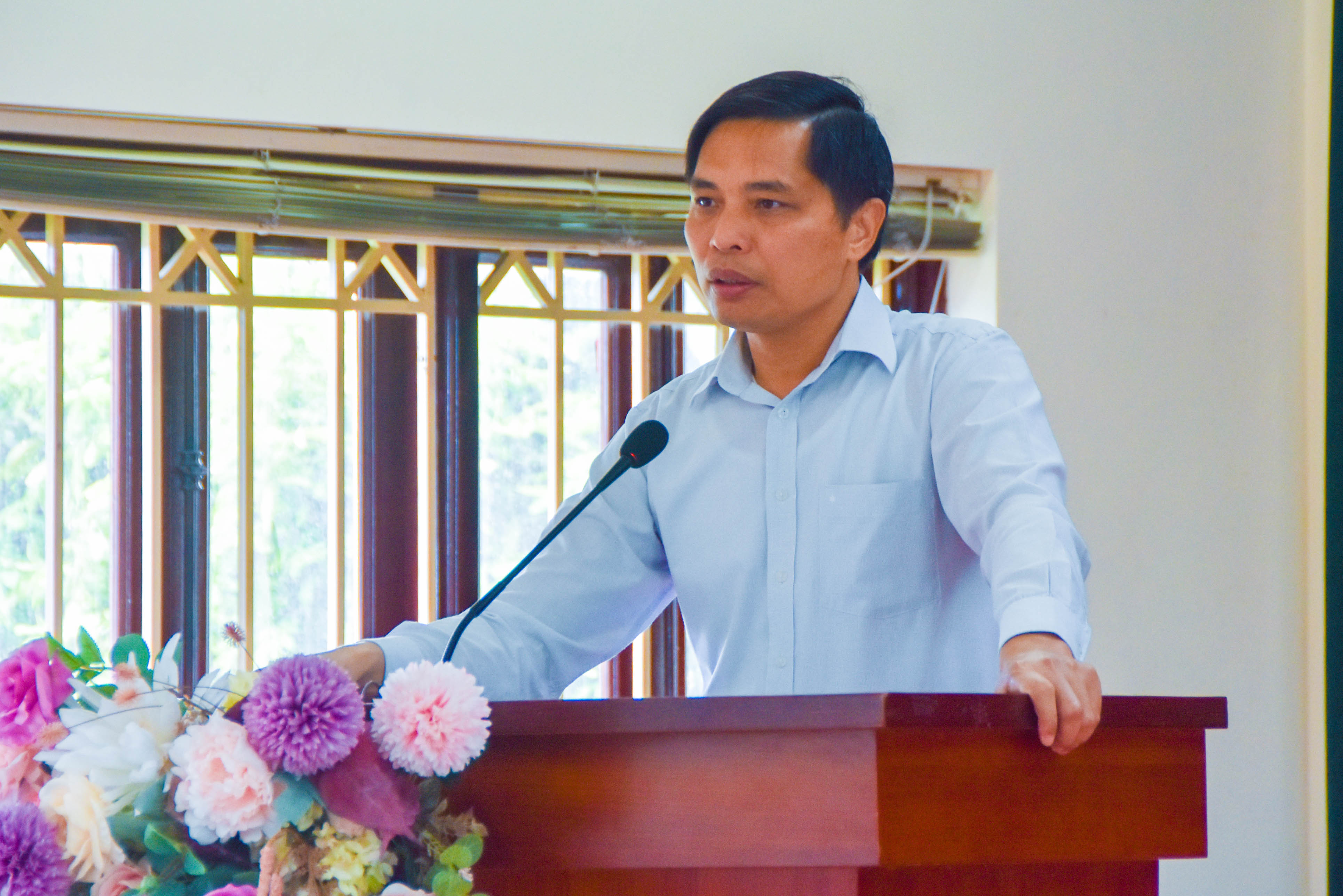 Đồng chí Vũ Văn Diện, Bí thư Thành ủy Hạ Long, phát biểu tại buổi khai mạc lớp bồi dưỡng.