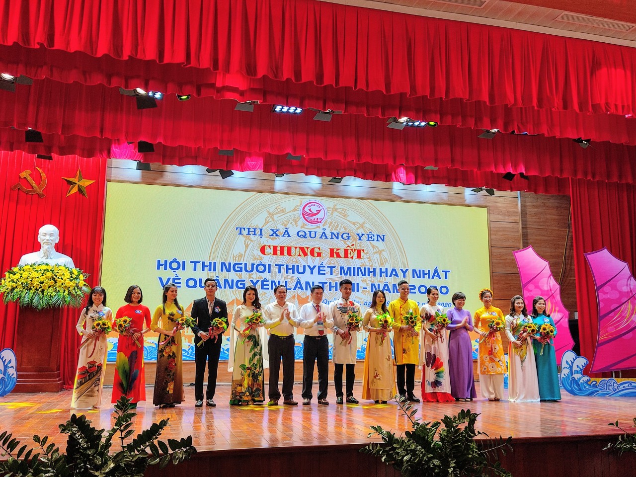 12 thí sinh tham gia vòng chung kết Hội thi nhận hoa của Ban tổ chức
