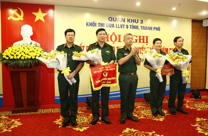 Đồng chí Tư lệnh Quân khu 3 tặng hoa chúc mừng Bộ CHQS tỉnh Quảng Ninh hoàn thành Khối trưởng khối thi đua năm 2020 và  bàn giao đơn vị Khối trưởng Thi đua LLVT 9 tỉnh, TP năm 2021 cho Bộ CHQS TP Hải Phòng.