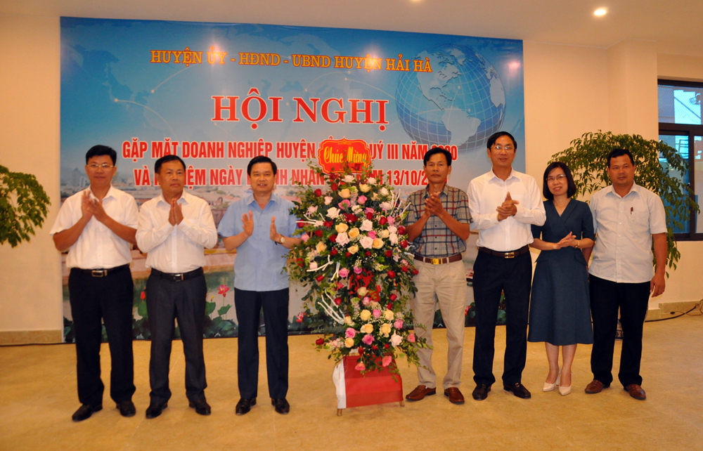 Nhân kỷ niệm Ngày Doanh nhân Việt Nam, lãnh đạo huyện Hải Hà tặng hoa chúc mừng các doanh nhân