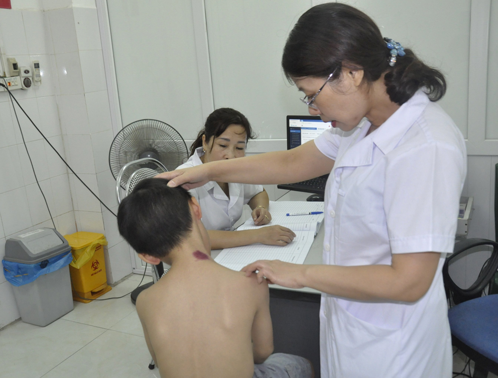 Bác sĩ Trung tâm Kiểm soát bệnh tật tỉnh kiểm tra bệnh về da cho bệnh nhân.