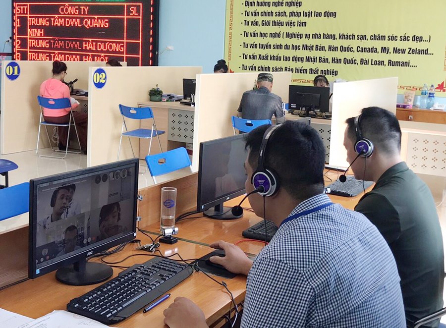 Cán bộ Trung tâm DVVL Quảng Ninh tư vấn trực tuyến giúp người lao động làm hồ sơ thủ tục hưởng trợ cấp thất nghiệp. Ảnh Dương Trường