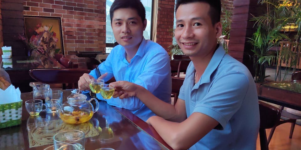 Anh Đinh Xuân Ngọc (bên trái) 