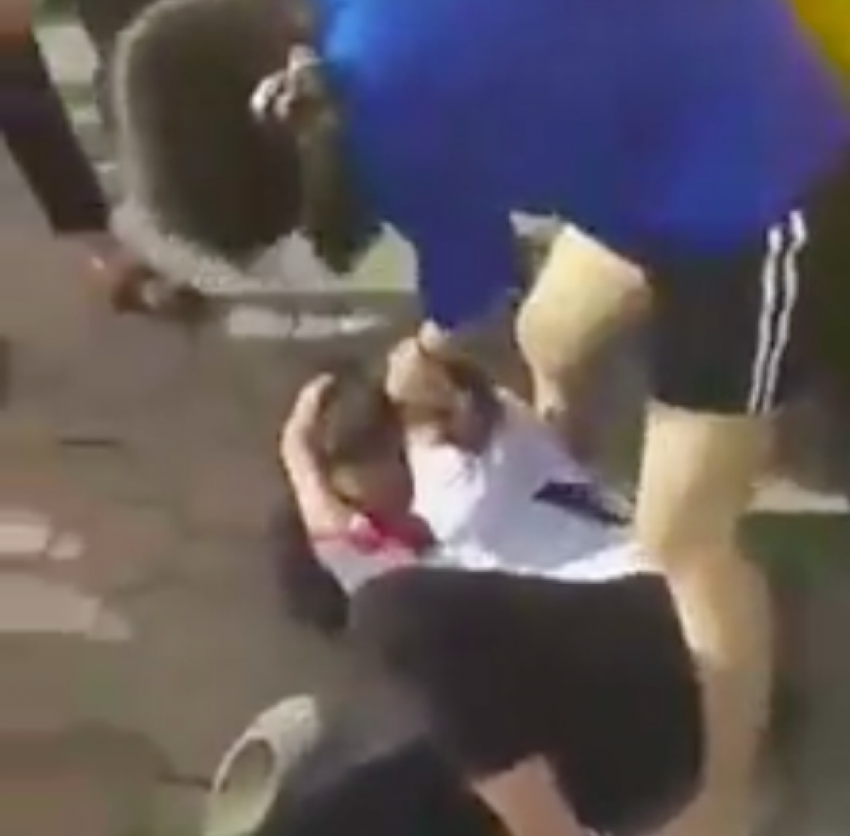 Nữ sinh ôm đầu chịu trận khi bị bạn đánh (Ảnh cắt từ video)