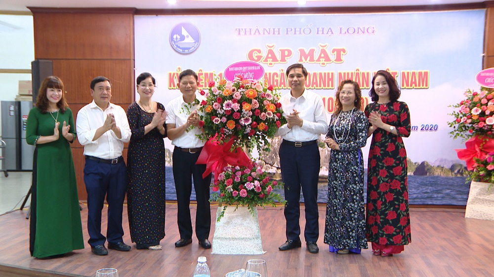 Lãnh đạo thành phố Hạ Long tặng hoa chúc mừng ngày Doanh nhân Việt Nam