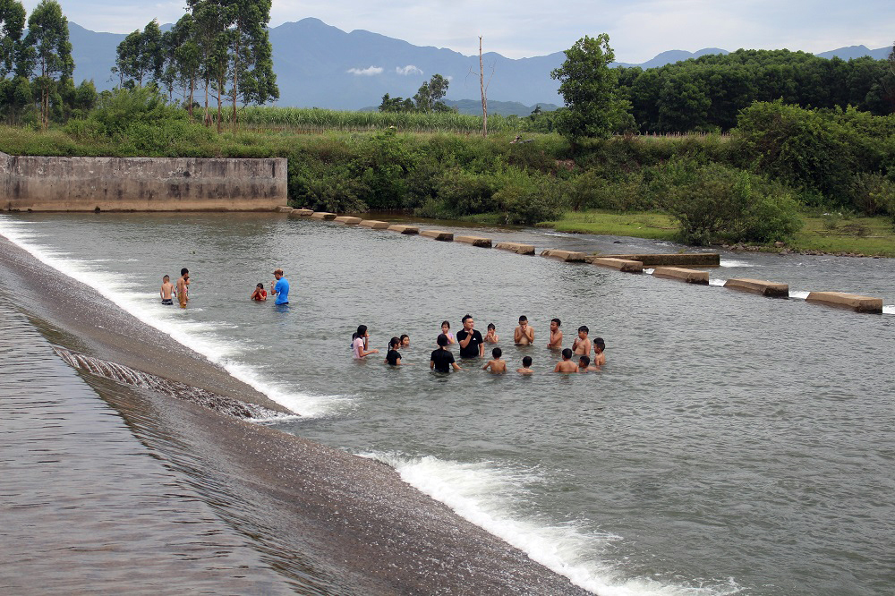Phòng Lao động Thương binh và Xã hội huyện Hải Hà phối hợp với xã Quảng Chính tổ chức lớp tập bơi cho trẻ em.