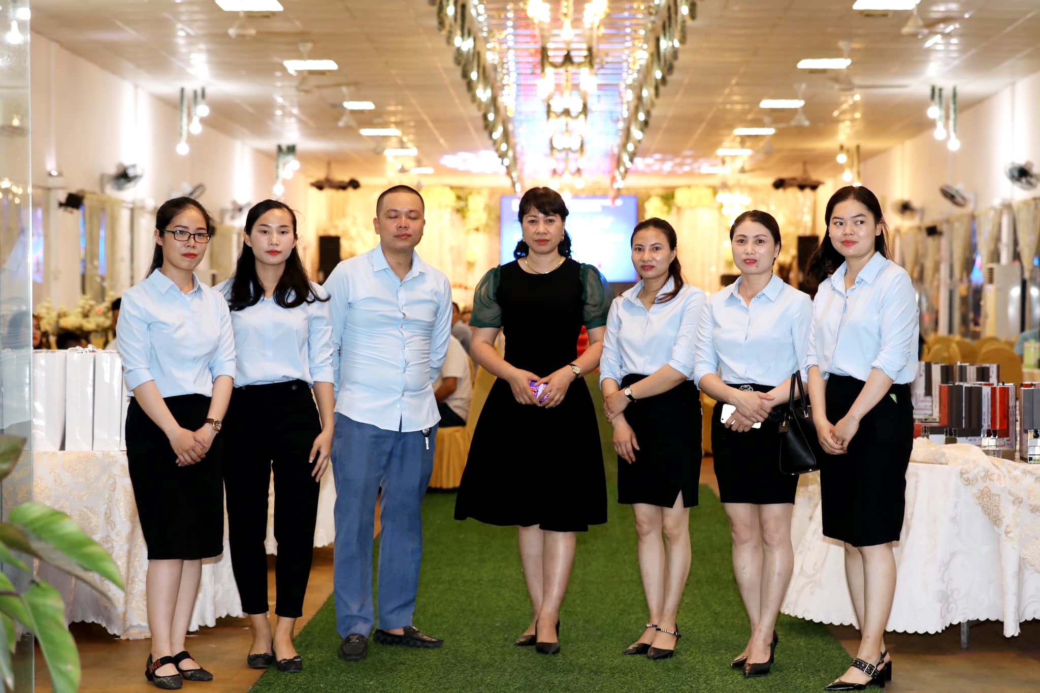 Nữ doanh nhân Nguyễn Thị Yến (đứng giữa) cùng nhân viên trong lễ kỷ niệm 11 năm thành lập công ty.