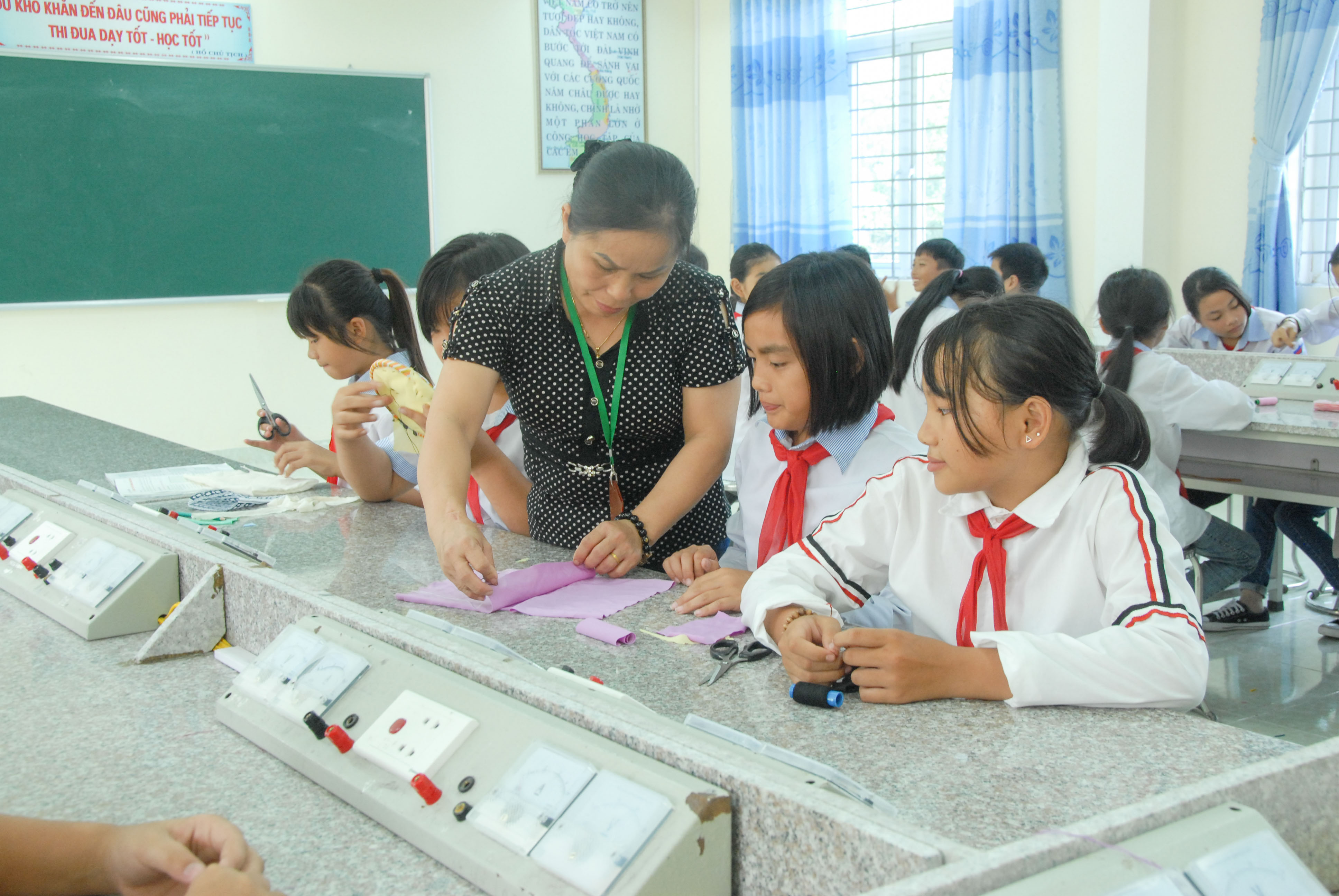 Trường THCS Quảng Chính (xã Quảng Chính, huyện Hải Hà) đã có cơ sở vật chất và đội ngũ cán bộ, giáo viên đạt chuẩn quốc gia.