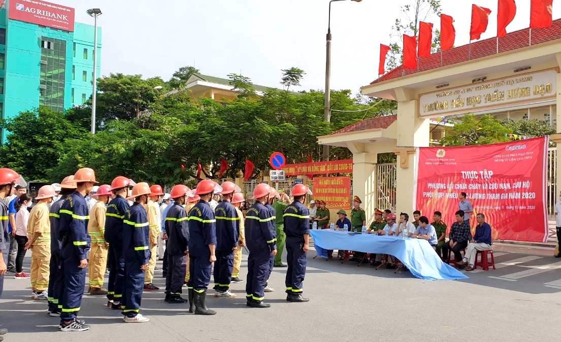 Khoảng 130 người tham gia thực tập phương án chữa cháy và CNCH tại Chung cư Lideco Hạ Long.