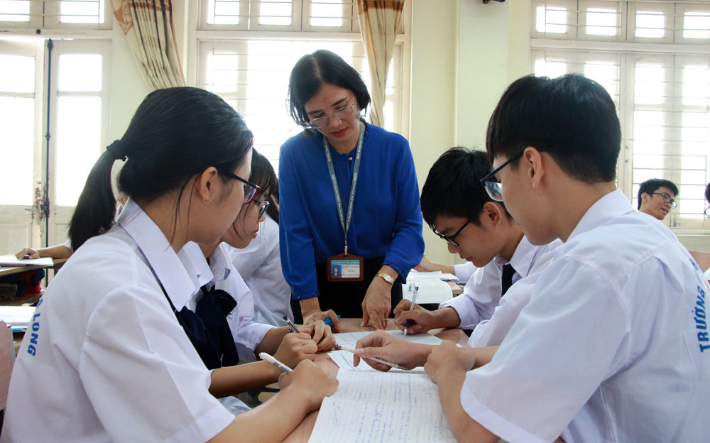 Cô giáo Nguyễn Thu Hằng hướng dẫn học sinh ôn luyện kiến thức.