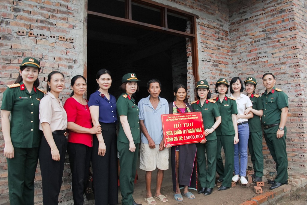 Hỗ trợ kinh phí sửa chữa, nâng cấp nhà cho gia đình hội viên phụ nữ có hoàn cảnh khó khăn xã Lục Hồn, huyện Bình Liêu