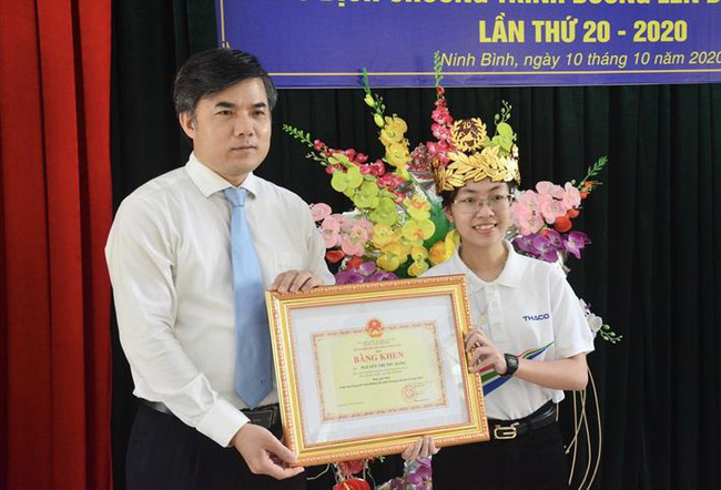 Quán quân Đường lên đỉnh Olympia 2020 Nguyễn Thị Thu Hằng nhận bằng khen của Bộ trưởng Bộ GD&ĐT