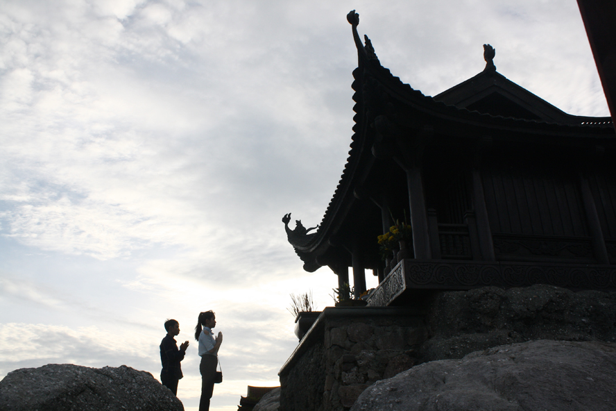 Hành lễ trên đỉnh chùa Đồng.