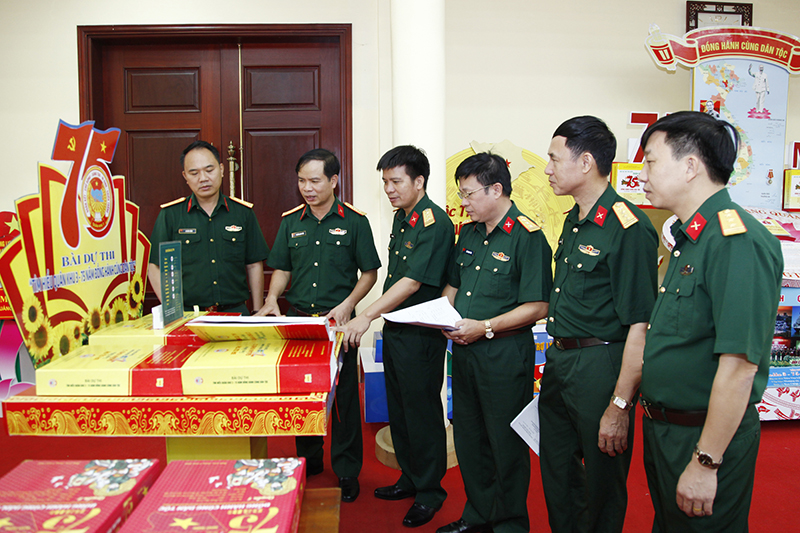 Đại tá Nguyễn Quang Hiến, Chính ủy Bộ CHQS tỉnh Quảng Ninh, tham quan những bài dự thi chất lượng cao