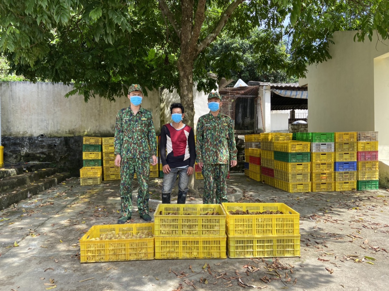 Đối tượng và hàng hóa nhập lậu được đưa về Đồn Biên phòng Hải Hòa. 
