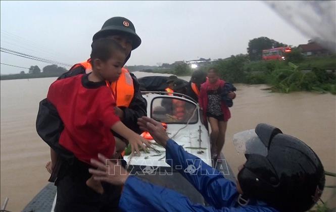 Bộ đội Biên phòng tỉnh Quảng Trị cứu dân trong lũ lớn. Ảnh: Hồ Cầu/TTXVN