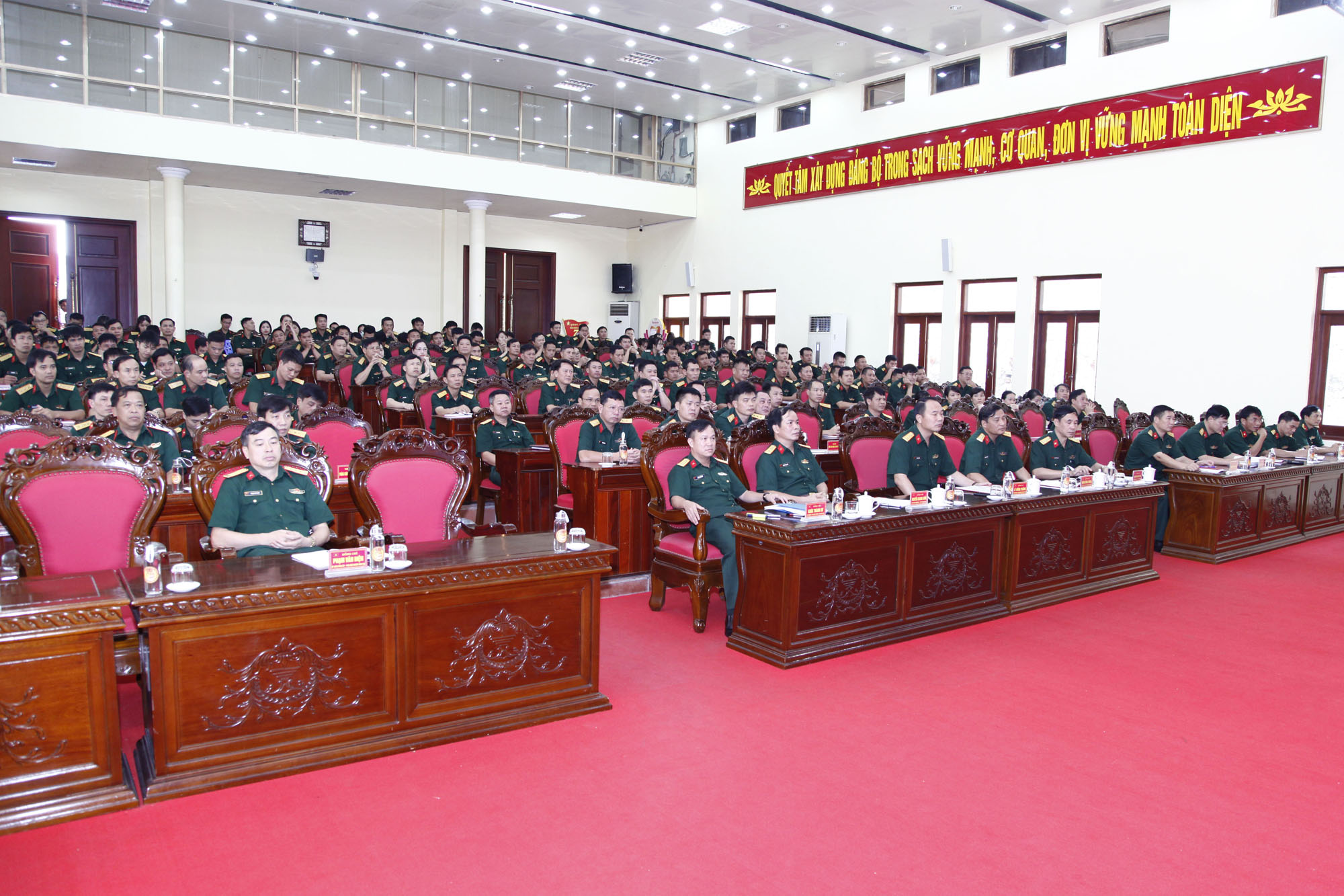 Các đại biểu dự  hội nghị tại điểm cầu Trung tâm Bộ CHQS tỉnh.