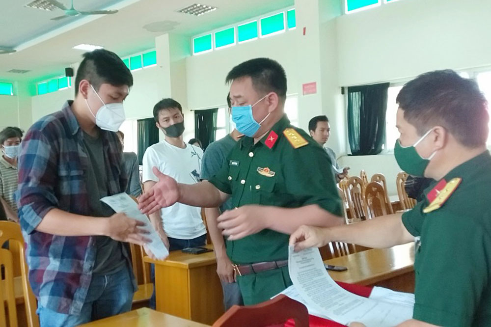 Thượng tá Nguyễn Tiến Vinh, Trung đoàn trưởng Trung đoàn 244 trao giấy chứng nhận cho các công dân hoàn thành thời gian cách ly. 