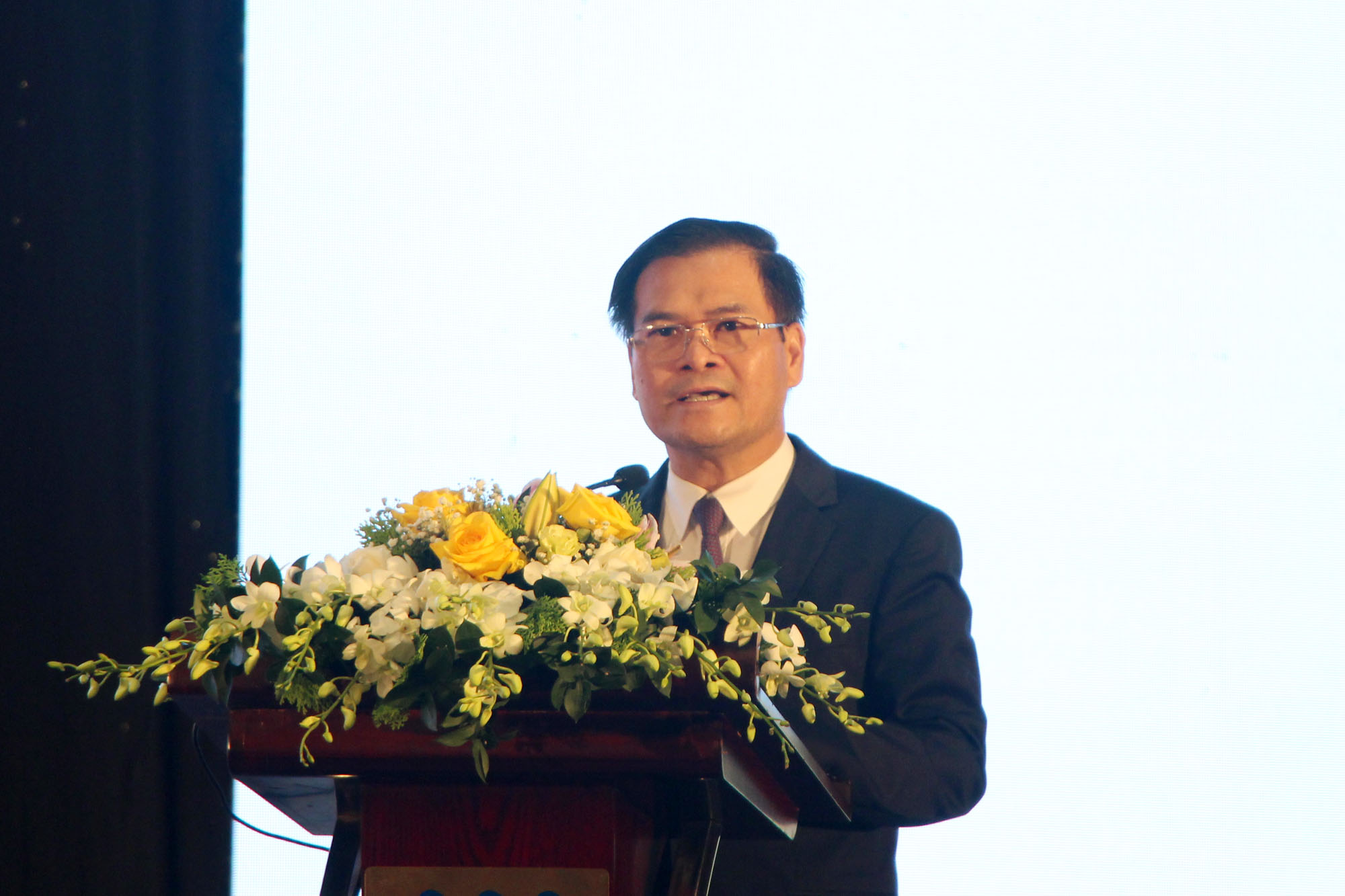 Đồng chí Bùi Văn Khắng, Phó Chủ tịch UBND tỉnh, phát biểu kết luận hội nghị.